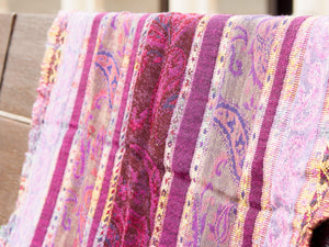 scialle double face in lana ricamata a mano a tema floreale. pezzo unico lavorato artigianalmente. proveniente dall'india in lana pettinata molto calda e poco pesante.   dimensioni 55x200cm