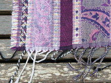 Carica l&#39;immagine nel visualizzatore di Gallery, scialle double face in lana ricamata a mano a tema floreale. pezzo unico lavorato artigianalmente. proveniente dall&#39;india in lana pettinata molto calda e poco pesante.   dimensioni 55x200cm