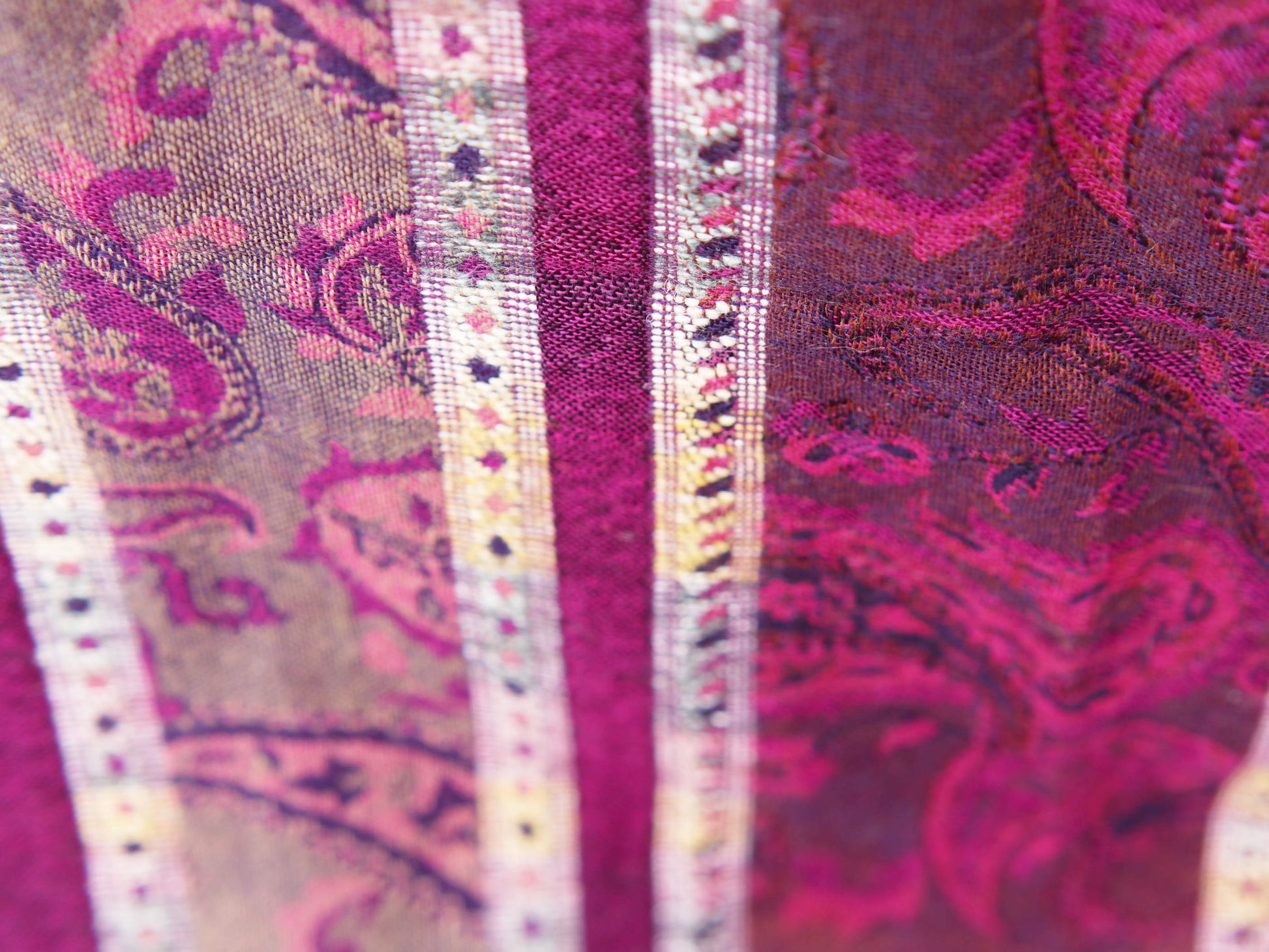 scialle double face in lana ricamata a mano a tema floreale. pezzo unico lavorato artigianalmente. proveniente dall'india in lana pettinata molto calda e poco pesante.   dimensioni 55x200cm