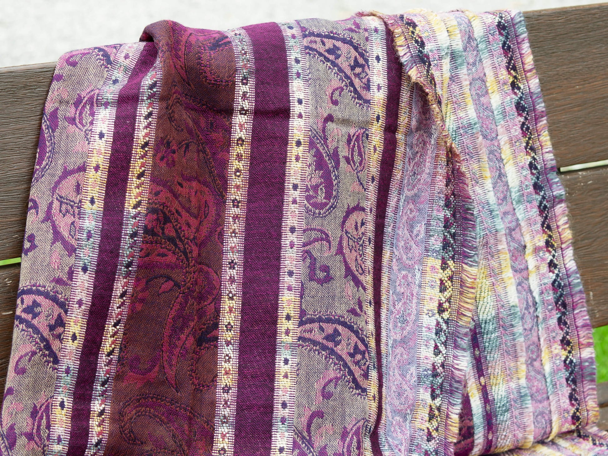 scialle double face in lana ricamata a mano a tema floreale. pezzo unico lavorato artigianalmente. proveniente dall'india in lana pettinata molto calda e poco pesante.   dimensioni 55x200cm