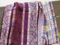 scialle double face in lana ricamata a mano a tema floreale. pezzo unico lavorato artigianalmente. proveniente dall'india in lana pettinata molto calda e poco pesante.   dimensioni 55x200cm