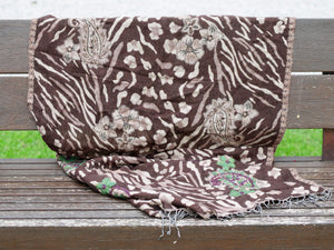scialle in lana finemente ricamato a mano a tema floreale. pezzo unico lavorato artigianalmente proveniente dall'india in lana pettinata molto calda e poco pesante .  misure 70x200cm peso 250gr  prezzo originale euro 150, scontato euro 100
