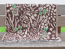 Carica l&#39;immagine nel visualizzatore di Gallery, scialle in lana finemente ricamato a mano a tema floreale. pezzo unico lavorato artigianalmente proveniente dall&#39;india in lana pettinata molto calda e poco pesante .  misure 70x200cm peso 250gr  prezzo originale euro 150, scontato euro 100