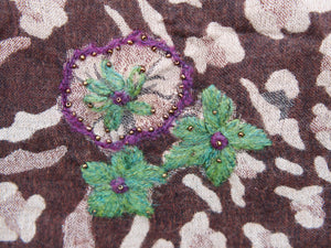 scialle in lana finemente ricamato a mano a tema floreale. pezzo unico lavorato artigianalmente proveniente dall'india in lana pettinata molto calda e poco pesante .  misure 70x200cm peso 250gr  prezzo originale euro 150, scontato euro 100