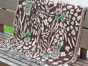 scialle in lana finemente ricamato a mano a tema floreale. pezzo unico lavorato artigianalmente proveniente dall'india in lana pettinata molto calda e poco pesante .  misure 70x200cm peso 250gr  prezzo originale euro 150, scontato euro 100