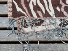 Carica l&#39;immagine nel visualizzatore di Gallery, scialle in lana finemente ricamato a mano a tema floreale. pezzo unico lavorato artigianalmente proveniente dall&#39;india in lana pettinata molto calda e poco pesante .  misure 70x200cm peso 250gr  prezzo originale euro 150, scontato euro 100