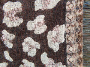 scialle in lana finemente ricamato a mano a tema floreale. pezzo unico lavorato artigianalmente proveniente dall'india in lana pettinata molto calda e poco pesante .  misure 70x200cm peso 250gr  prezzo originale euro 150, scontato euro 100