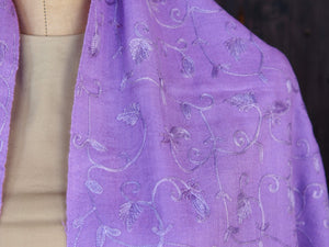 scialle in lana finemente ricamato a mano a tema floreale .  pezzo unico lavorato artigianalmente proveniente dall'india in lana pettinata molto calda e poco pesante .  misure 70x210cm peso 220gr 