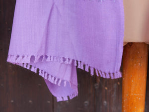 scialle in lana finemente ricamato a mano a tema floreale .  pezzo unico lavorato artigianalmente proveniente dall'india in lana pettinata molto calda e poco pesante .  misure 70x210cm peso 220gr 