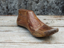 Carica l&#39;immagine nel visualizzatore di Gallery, Stampo Piede Usato Dai Calzolai In India Per Creare Scarpe. In Legno DI Teak E&#39; Ricavato Da Un Unico Tronco. Nella Parte Plantare Ha Un Gancio Per Essere Appeso.  Dimensioni 27x10 h10cm.    per ulteriori info o foto https://www.pinterest.it/etnikobycrosato/_saved/ https://www.facebook.com/etnikobycrosato https://www.instagram.com/etnikobycrosato/ 0039 3338778241 info@etniko.it