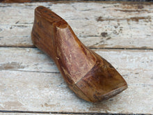 Carica l&#39;immagine nel visualizzatore di Gallery, Stampo Piede Usato Dai Calzolai In India Per Creare Scarpe. In Legno DI Teak E&#39; Ricavato Da Un Unico Tronco. Nella Parte Plantare Ha Un Gancio Per Essere Appeso.  Dimensioni 27x10 h10cm.    per ulteriori info o foto https://www.pinterest.it/etnikobycrosato/_saved/ https://www.facebook.com/etnikobycrosato https://www.instagram.com/etnikobycrosato/ 0039 3338778241 info@etniko.it