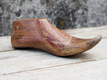 Carica l&#39;immagine nel visualizzatore di Gallery, Stampo Piede Usato Dai Calzolai In India Per Creare Scarpe. In Legno DI Teak E&#39; Ricavato Da Un Unico Tronco. Nella Parte Plantare Ha Un Gancio Per Essere Appeso.  Dimensioni 27x10 h10cm.    per ulteriori info o foto https://www.pinterest.it/etnikobycrosato/_saved/ https://www.facebook.com/etnikobycrosato https://www.instagram.com/etnikobycrosato/ 0039 3338778241 info@etniko.it