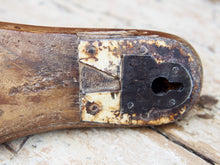 Carica l&#39;immagine nel visualizzatore di Gallery, Stampo Piede Usato Dai Calzolai In India Per Creare Scarpe. In Legno DI Teak E&#39; Ricavato Da Un Unico Tronco. Nella Parte Plantare Ha Un Gancio Per Essere Appeso.  Dimensioni 27x10 h10cm.    per ulteriori info o foto https://www.pinterest.it/etnikobycrosato/_saved/ https://www.facebook.com/etnikobycrosato https://www.instagram.com/etnikobycrosato/ 0039 3338778241 info@etniko.it