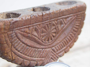 Antico separatore, oggetti di lavoro antichi usato per cereali, riso indiano in legno di teak inciso .Dimensioni 21x12 h18cm