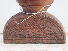 Carica l&#39;immagine nel visualizzatore di Gallery, Antico separatore, oggetti di lavoro antichi usato per cereali, riso indiano in legno di teak inciso .Dimensioni 21x12 h18cm