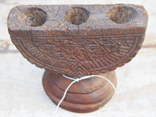 Carica l&#39;immagine nel visualizzatore di Gallery, Antico separatore, oggetti di lavoro antichi usato per cereali, riso indiano in legno di teak inciso .Dimensioni 21x12 h18cm