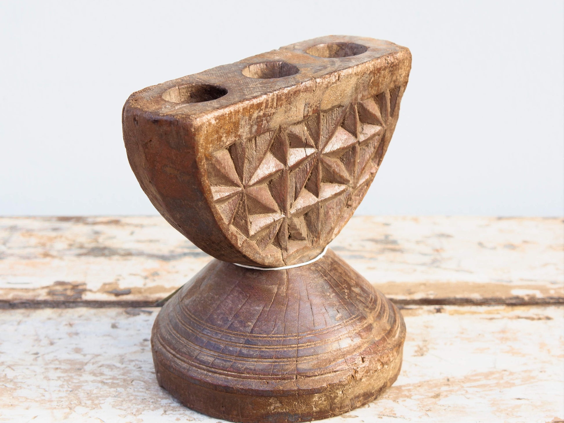 Antico separatore, oggetti di lavoro antichi usato per cereali, riso indiano in legno di teak inciso .Dimensioni 20x16 h19cm