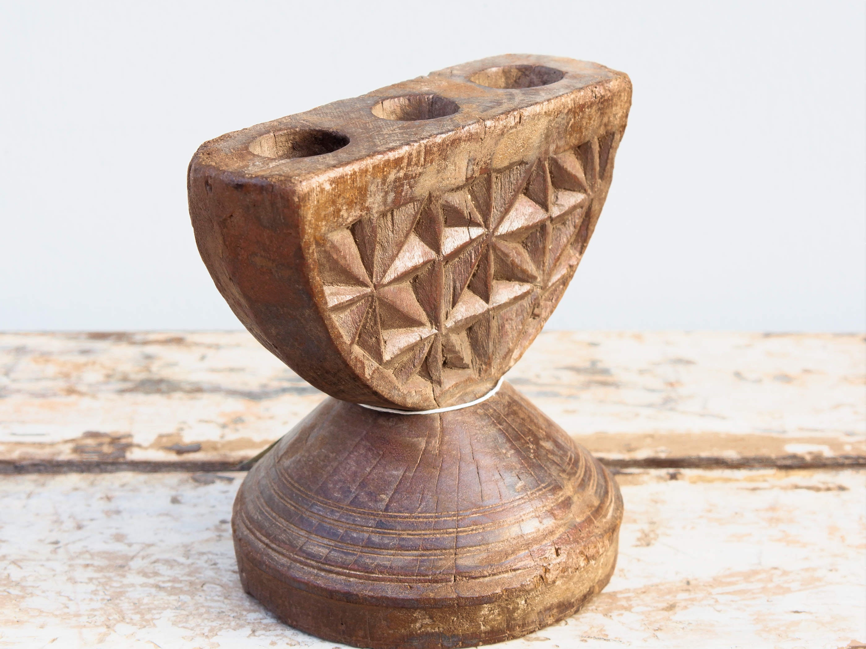 Antico separatore, oggetti di lavoro antichi usato per cereali, riso indiano in legno di teak inciso .Dimensioni 20x16 h19cm