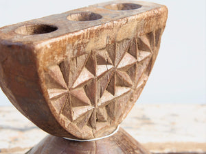 Antico separatore, oggetti di lavoro antichi usato per cereali, riso indiano in legno di teak inciso .Dimensioni 20x16 h19cm