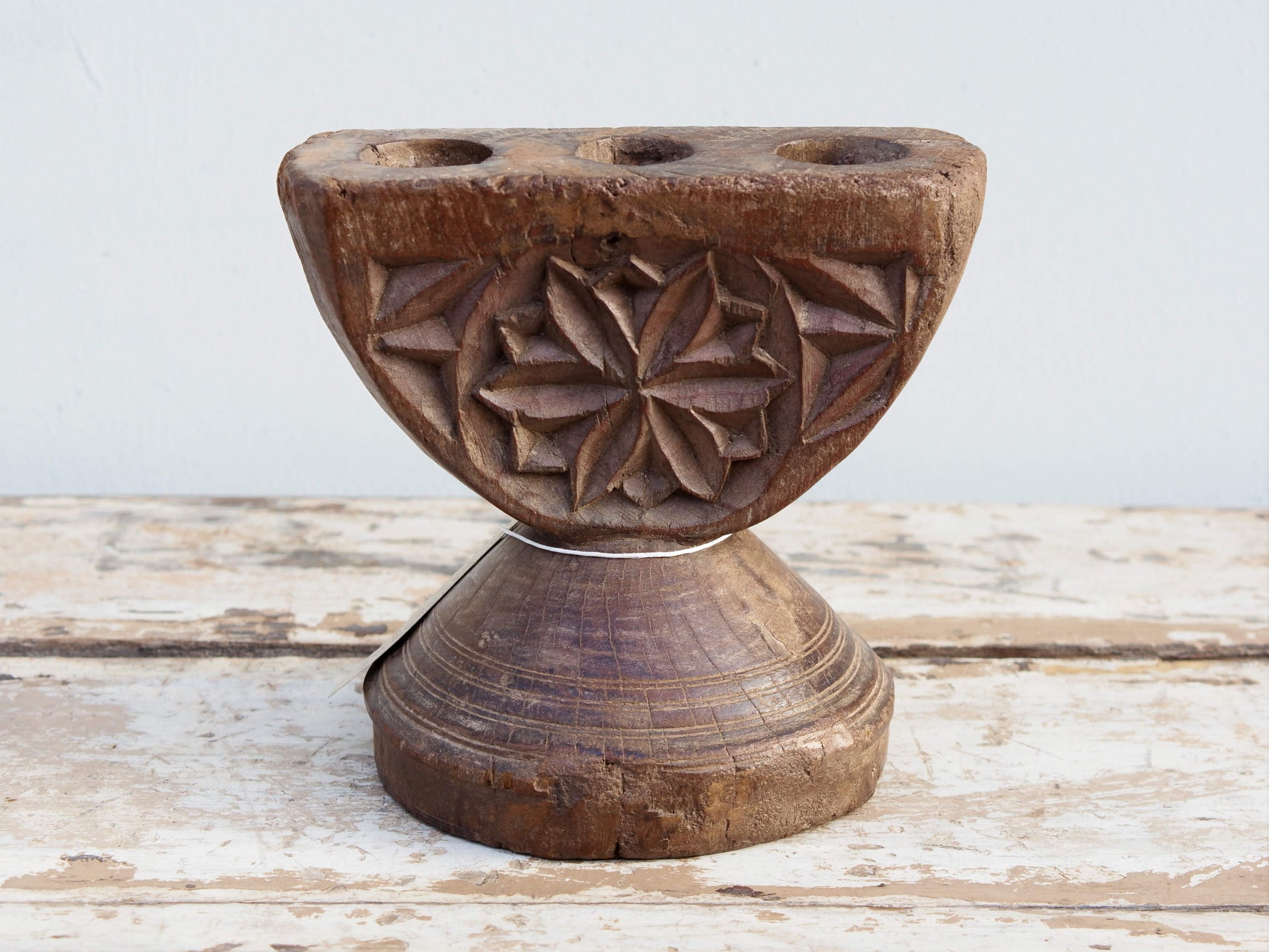 Antico separatore, oggetti di lavoro antichi usato per cereali, riso indiano in legno di teak inciso .Dimensioni 20x16 h19cm