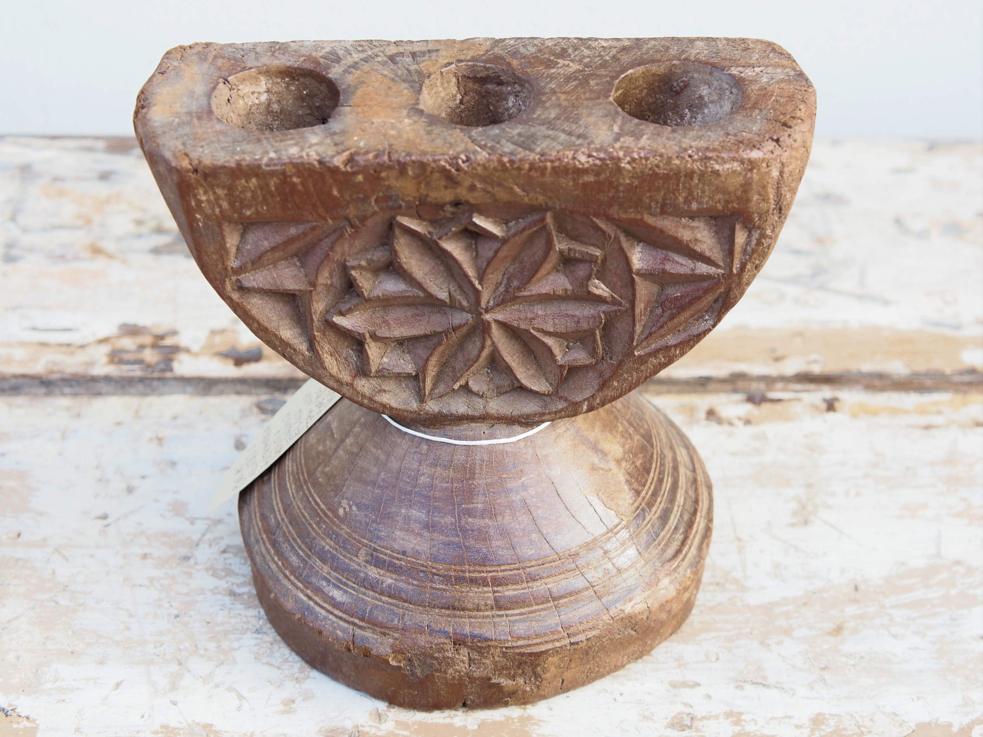Antico separatore, oggetti di lavoro antichi usato per cereali, riso indiano in legno di teak inciso .Dimensioni 20x16 h19cm