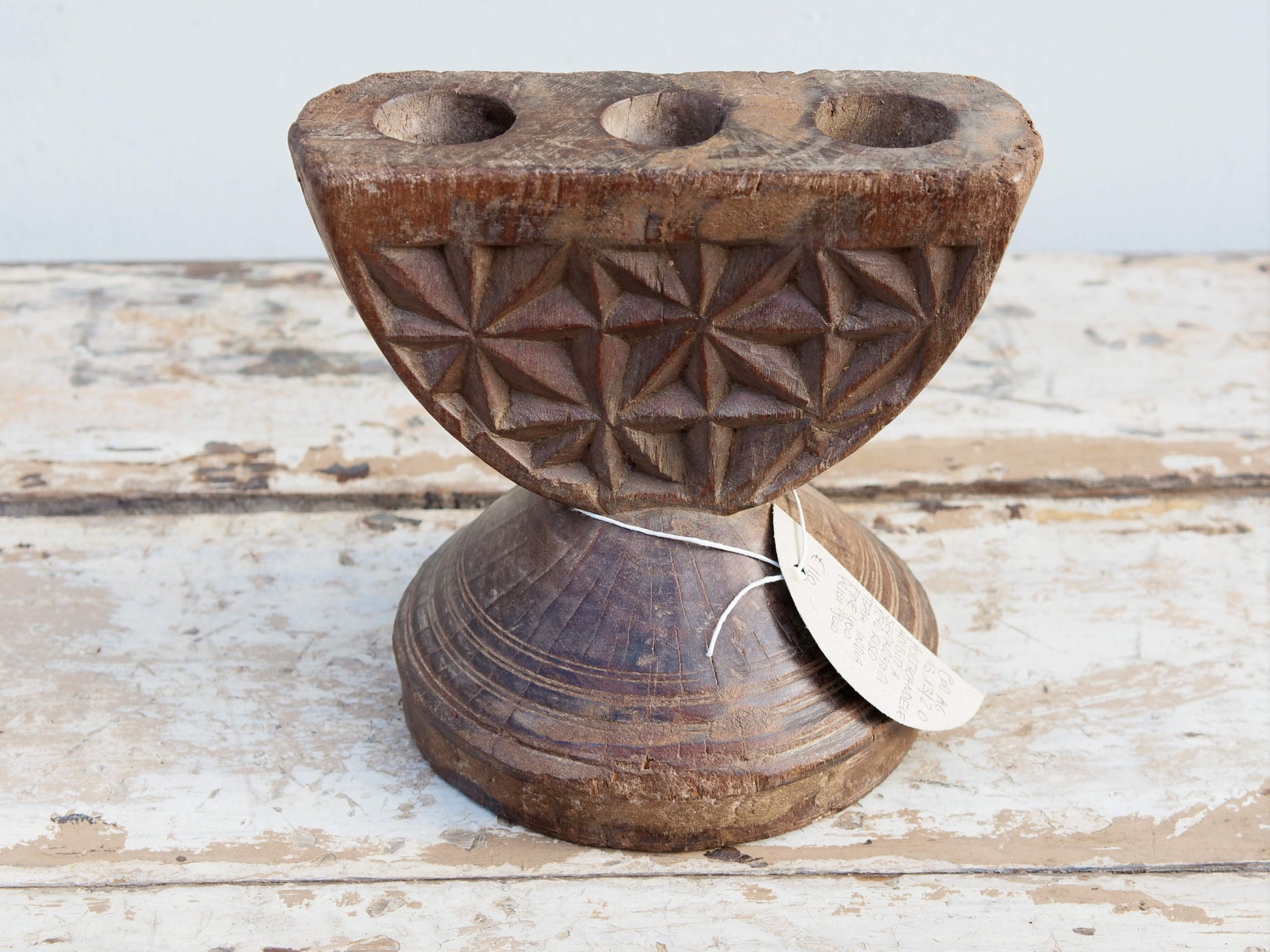 Antico separatore, oggetti di lavoro antichi usato per cereali, riso indiano in legno di teak inciso .Dimensioni 20x16 h19cm