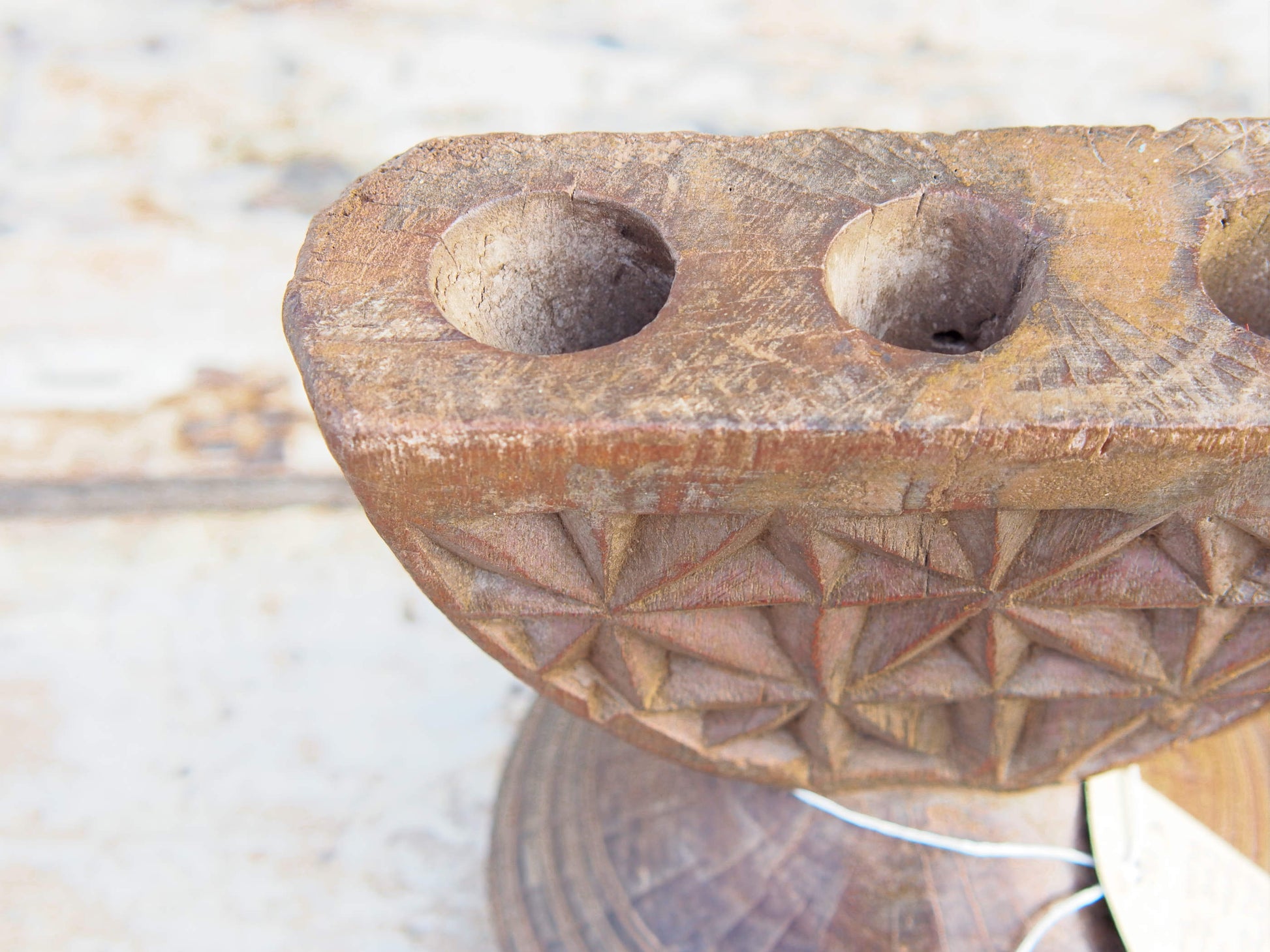 Antico separatore, oggetti di lavoro antichi usato per cereali, riso indiano in legno di teak inciso .Dimensioni 20x16 h19cm