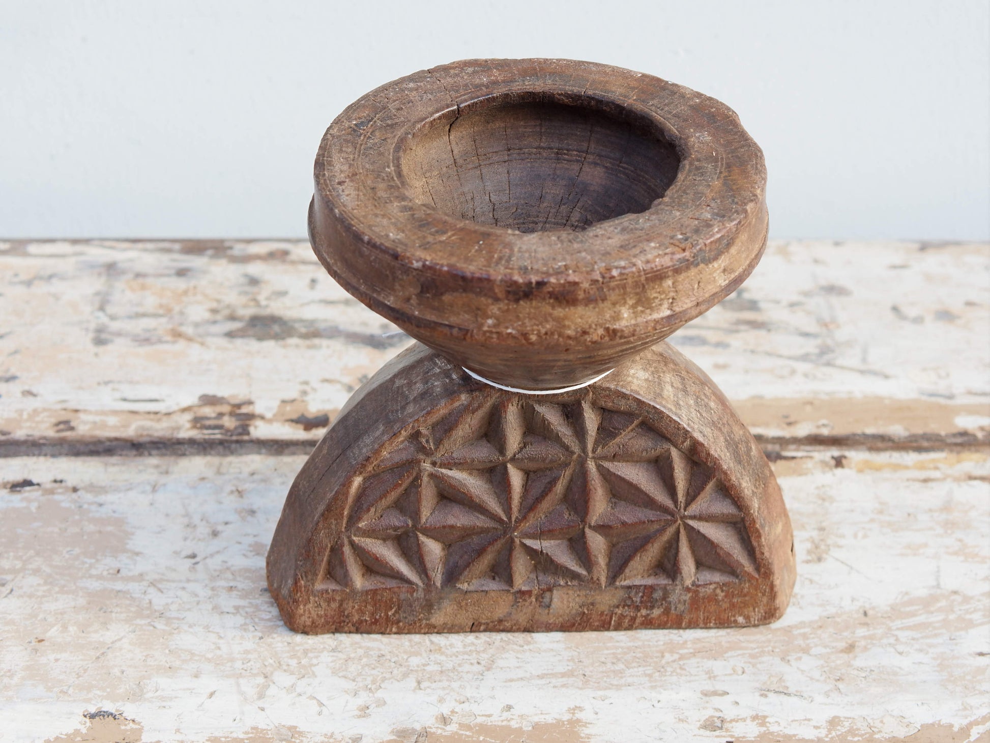 Antico separatore, oggetti di lavoro antichi usato per cereali, riso indiano in legno di teak inciso .Dimensioni 20x16 h19cm