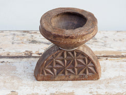 Antico separatore, oggetti di lavoro antichi usato per cereali, riso indiano in legno di teak inciso .Dimensioni 20x16 h19cm