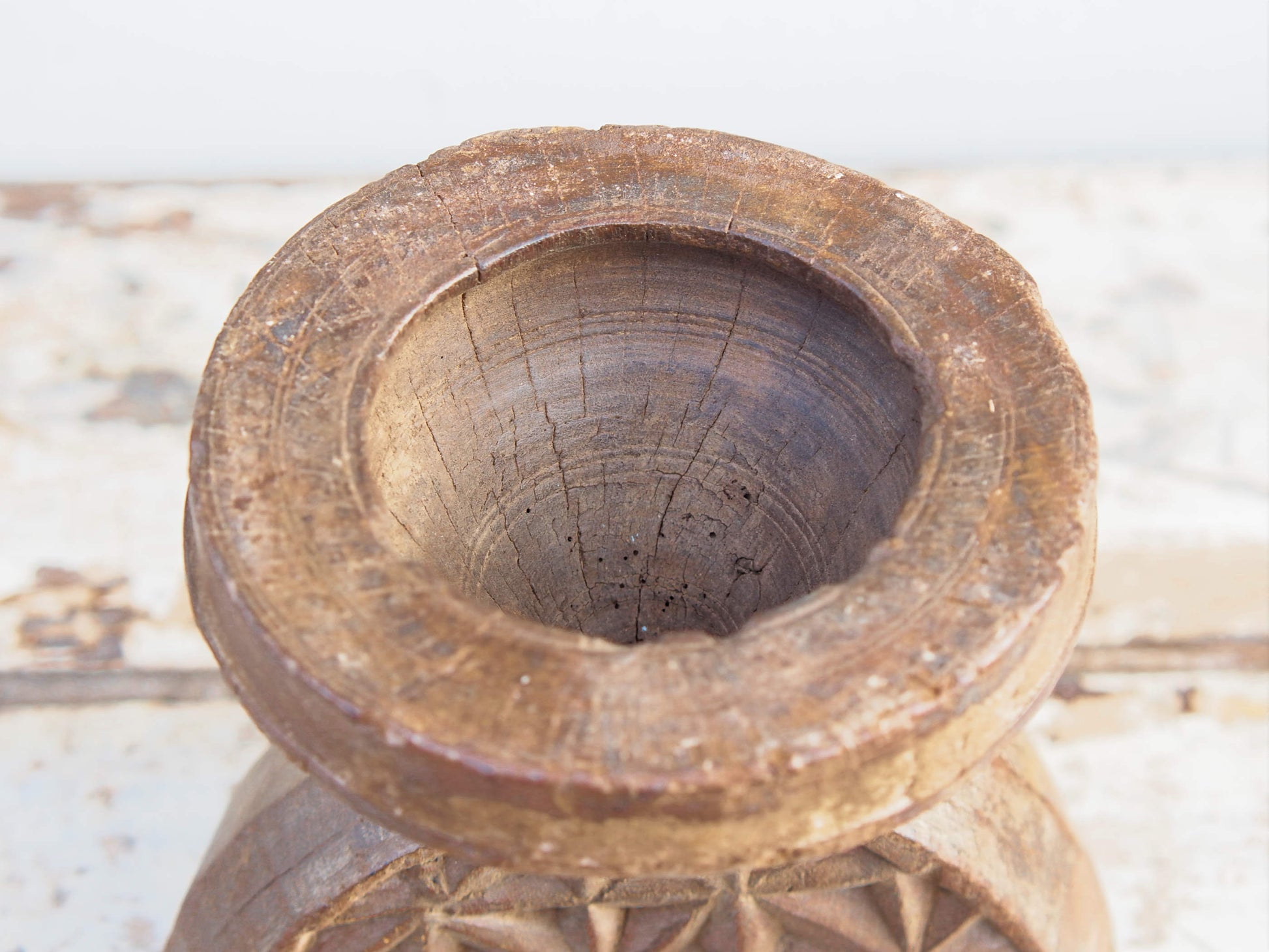 Antico separatore, oggetti di lavoro antichi usato per cereali, riso indiano in legno di teak inciso .Dimensioni 20x16 h19cm