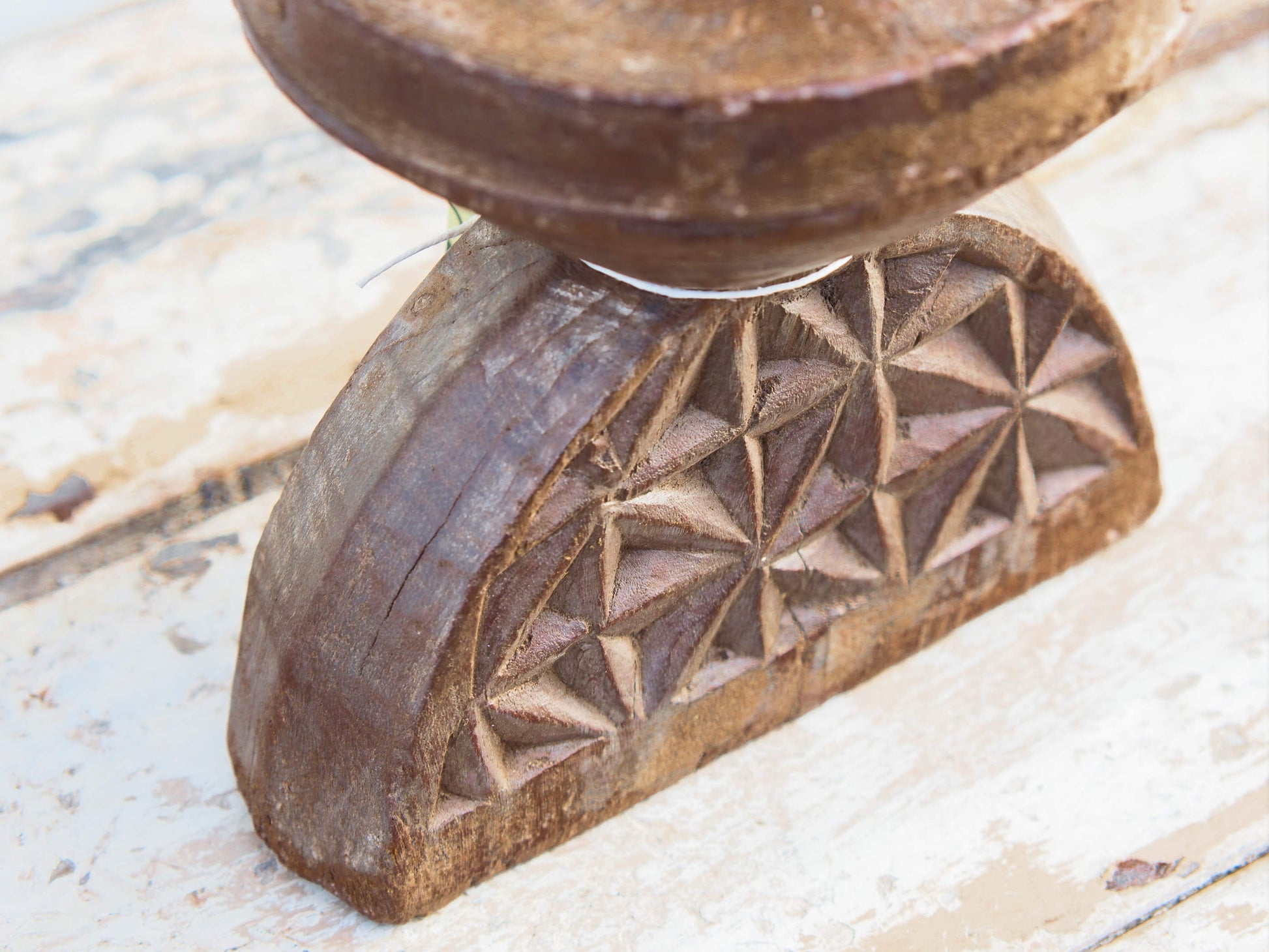 Antico separatore, oggetti di lavoro antichi usato per cereali, riso indiano in legno di teak inciso .Dimensioni 20x16 h19cm