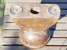 Carica l&#39;immagine nel visualizzatore di Gallery, Antico separatore, oggetti di lavoro antichi usato per cereali, riso indiano in legno di teak inciso.Dimensioni 22x15 h23cm