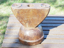 Carica l&#39;immagine nel visualizzatore di Gallery, Antico separatore, oggetti di lavoro antichi usato per cereali, riso indiano in legno di teak inciso.Dimensioni 22x15 h23cm