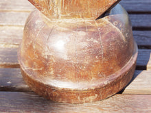 Carica l&#39;immagine nel visualizzatore di Gallery, Antico separatore, oggetti di lavoro antichi usato per cereali, riso indiano in legno di teak inciso.Dimensioni 22x15 h23cm