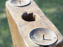 Carica l&#39;immagine nel visualizzatore di Gallery, Antico separatore, oggetti di lavoro antichi usato per cereali, riso indiano in legno di teak inciso.Dimensioni 22x15 h23cm
