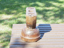 Carica l&#39;immagine nel visualizzatore di Gallery, Antico separatore, oggetti di lavoro antichi usato per cereali, riso indiano in legno di teak inciso.Dimensioni 22x15 h23cm