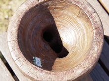 Carica l&#39;immagine nel visualizzatore di Gallery, Antico separatore, oggetti di lavoro antichi usato per cereali, riso indiano in legno di teak inciso.Dimensioni 22x15 h23cm