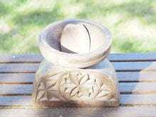 Carica l&#39;immagine nel visualizzatore di Gallery, Antico separatore, oggetti di lavoro antichi usato per cereali, riso indiano in legno di teak inciso.Dimensioni Dimensioni 21x15 h19cm