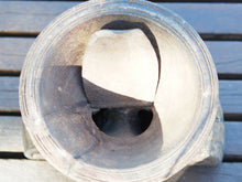 Carica l&#39;immagine nel visualizzatore di Gallery, Antico separatore, oggetti di lavoro antichi usato per cereali, riso indiano in legno di teak inciso.Dimensioni Dimensioni 21x15 h19cm