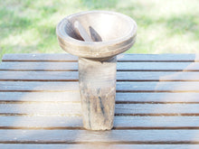 Carica l&#39;immagine nel visualizzatore di Gallery, Antico separatore, oggetti di lavoro antichi usato per cereali, riso indiano in legno di teak inciso.Dimensioni Dimensioni 21x15 h19cm