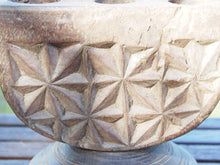 Carica l&#39;immagine nel visualizzatore di Gallery, Antico separatore, oggetti di lavoro antichi usato per cereali, riso indiano in legno di teak inciso.Dimensioni Dimensioni 21x15 h19cm