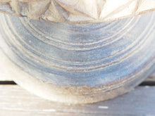 Carica l&#39;immagine nel visualizzatore di Gallery, Antico separatore, oggetti di lavoro antichi usato per cereali, riso indiano in legno di teak inciso.Dimensioni Dimensioni 21x15 h19cm