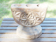 Carica l&#39;immagine nel visualizzatore di Gallery, Antico separatore, oggetti di lavoro antichi usato per cereali, riso indiano in legno di teak inciso.Dimensioni Dimensioni 21x15 h19cm