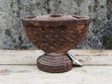 Carica l&#39;immagine nel visualizzatore di Gallery, Antico separatore, oggetti di lavoro antichi usato per cereali, riso indiano in legno di teak inciso .Dimensioni 23x14 h17cm