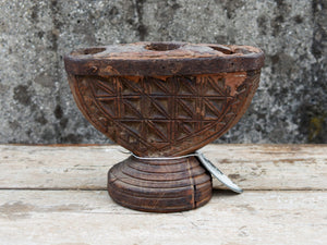 Antico separatore, oggetti di lavoro antichi usato per cereali, riso indiano in legno di teak inciso .Dimensioni 23x14 h17cm