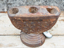 Carica l&#39;immagine nel visualizzatore di Gallery, Antico separatore, oggetti di lavoro antichi usato per cereali, riso indiano in legno di teak inciso .Dimensioni 23x14 h17cm