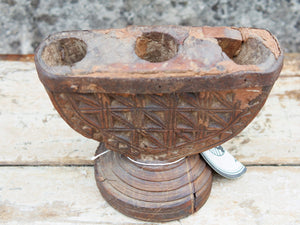 Antico separatore, oggetti di lavoro antichi usato per cereali, riso indiano in legno di teak inciso .Dimensioni 23x14 h17cm