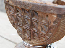 Carica l&#39;immagine nel visualizzatore di Gallery, Antico separatore, oggetti di lavoro antichi usato per cereali, riso indiano in legno di teak inciso .Dimensioni 23x14 h17cm