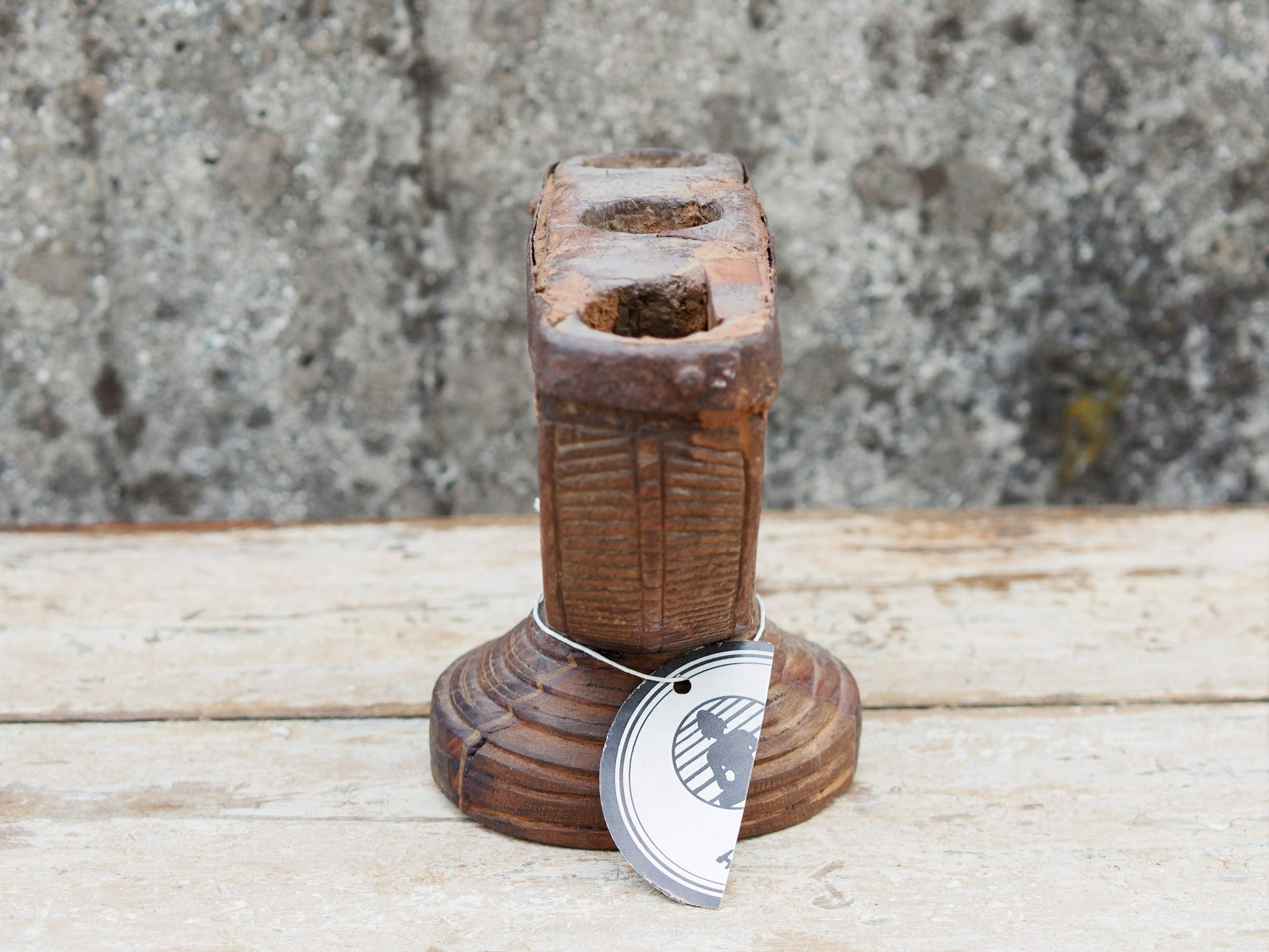 Antico separatore, oggetti di lavoro antichi usato per cereali, riso indiano in legno di teak inciso .Dimensioni 23x14 h17cm