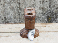 Carica l&#39;immagine nel visualizzatore di Gallery, Antico separatore, oggetti di lavoro antichi usato per cereali, riso indiano in legno di teak inciso .Dimensioni 23x14 h17cm